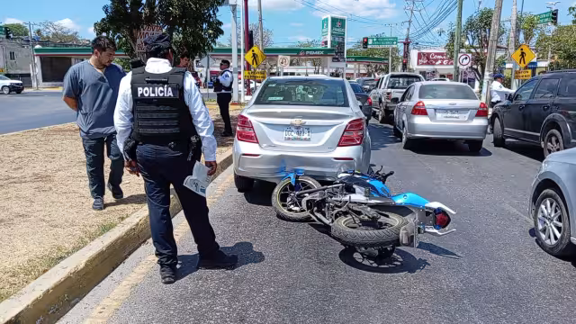Motociclista derriba auto tras no frenar a tiempo en Campeche