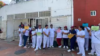 Médicos se manifiestan frente a oficinas del Bienestar en Cancún por falta de pagos