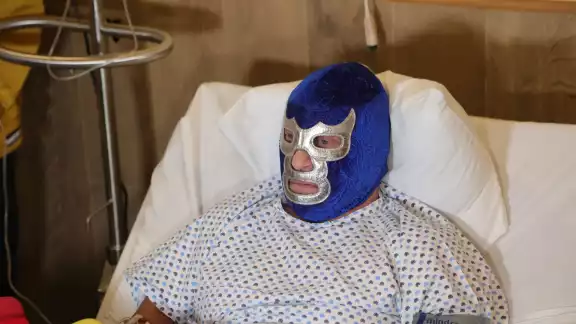 El luchador ofreció conferencia desde el hospital.