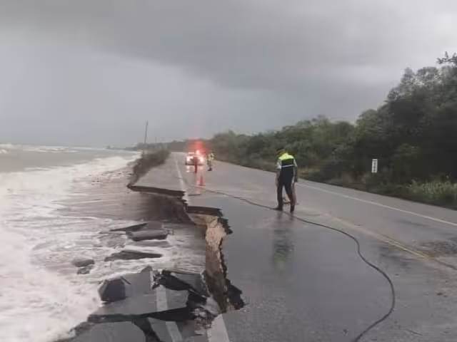 La Carretera Federal Isla Aguada-Champotón está parcialmente cerrada en el kilómetro 107+000 debido a daños causados por el huracán Milton