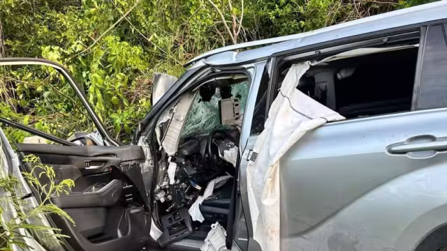 El accidente se registró a la altura del hotel Nickelodeon Riviera Maya, la camioneta Sprinter de la empresa Lipu quedó volcada 