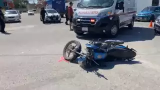 Motociclista lesionado tras chocar contra una van en Villas del Río en Campeche