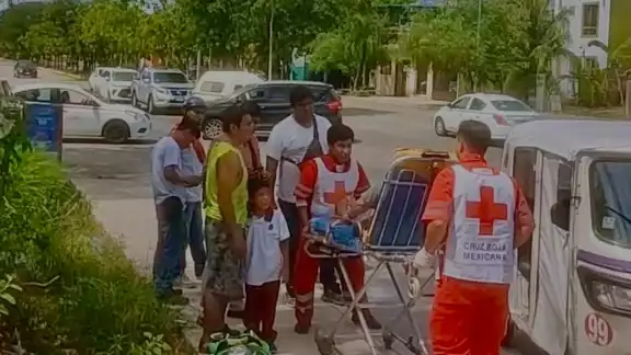 Los paramédicos estabilizaron y trasladaron a la mujer a un hospital. Los paramédicos estabilizaron y trasladaron a la mujer a un hospital.