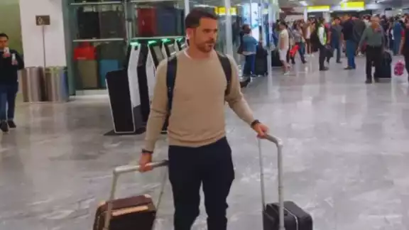 A su salida en el aeropuerto A su salida en el aeropuerto