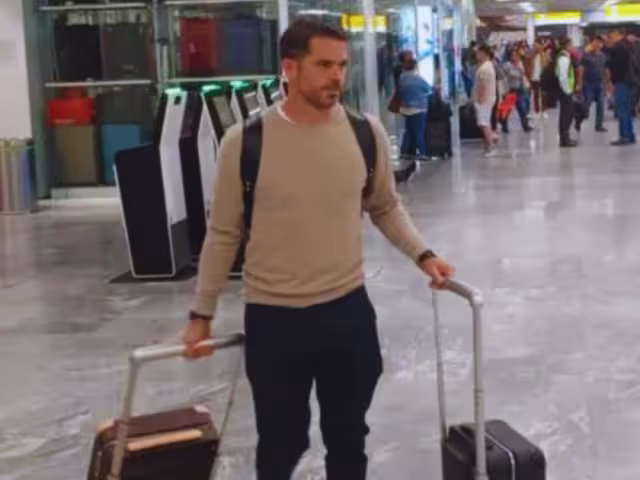 A su salida en el aeropuerto