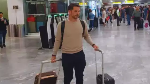 A su salida en el aeropuerto