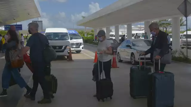 Aumentan ataques de taxistas contra Uber y Cabify en Cancún