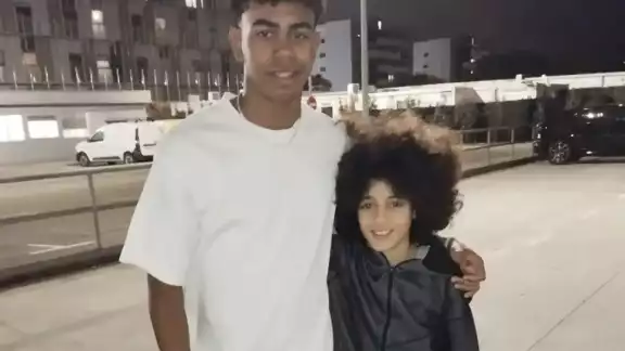 El pequeño junto a Yamal