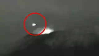 No estamos solos: Cámaras de monitoreo captan misteriosos objetos sobrevolando el volcán Popocatépetl