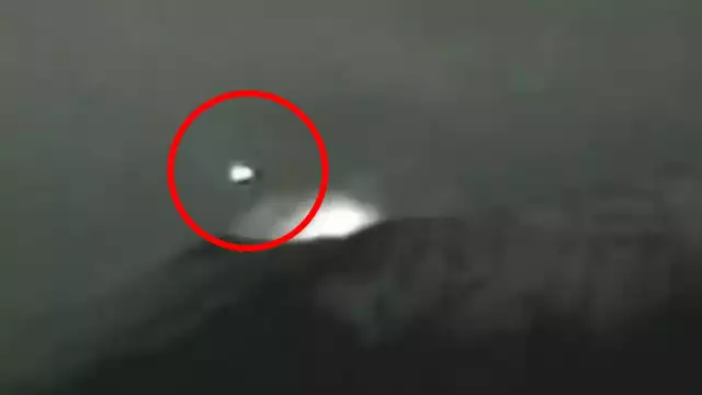 De forma recurrente, la cámara suele captar misteriosos objetos luminosos