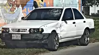 Motociclista sale disparado tras ser golpeado por un automóvil