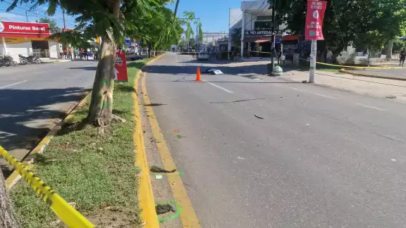 Derivado al golpe el sujeto quedó tendido en el suelo inmóvil Derivado al golpe el sujeto quedó tendido en el suelo inmóvil