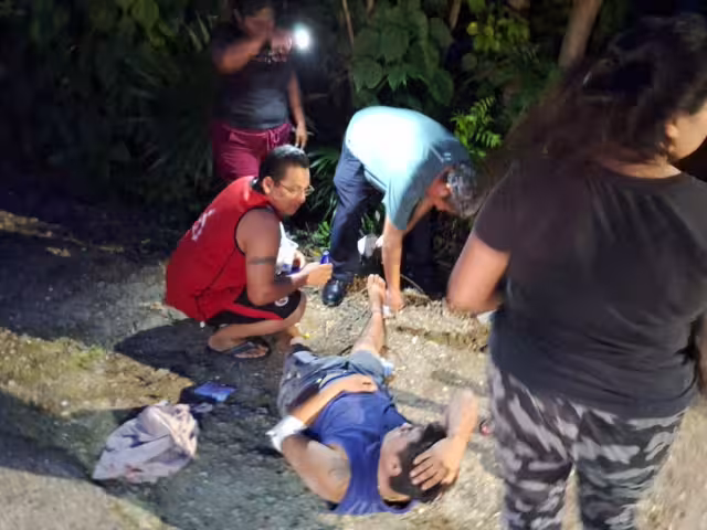 Tras ser atacado, el hombre se dirigió por cuenta propia a la casa de su progenitor para pedir ayuda