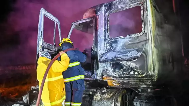Incendio de tractocamión en Ciudad del Carmen, Campeche