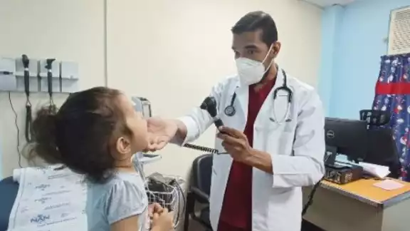 En hospitales públicos y privados han recibido a niños con algunos síntomas de la enfermedad