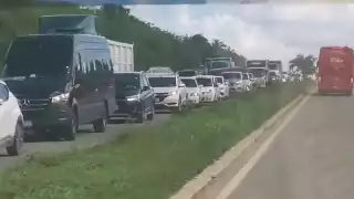 Se registra fuerte embotellamiento en la entrada a Chetumal