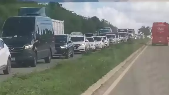 Gran tráfico se generó por pavimentación en la carretera federal que conecta Chetumal con Bacalar. Gran tráfico se generó por pavimentación en la carretera federal que conecta Chetumal con Bacalar.