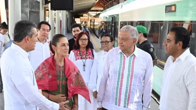 Claudia Sheinbaum y Andrés Manuel López Obrador en la estación Palenque del Tren Maya