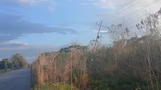 Ejidatarios de División del Norte alertan riesgo por poste ladeado de la CFE