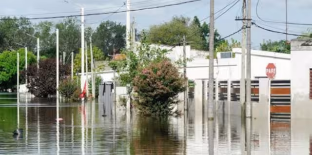 Las inundaciones en 10 departamentos de Uruguay han dejado más de 2 mil desplazados