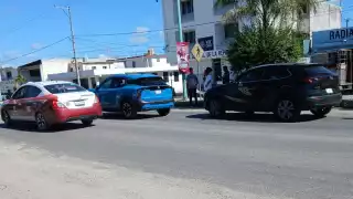 Choque por alcance entre Mazda negra y Nissan azul en Escárcega.