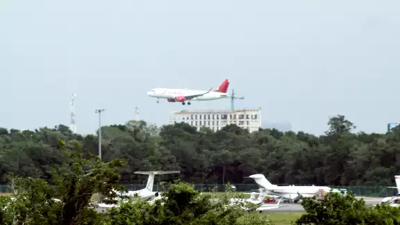Algunas aeronaves que estaban en el aire fueron canalizadas a otros aeropuertos. La situación obligó al paro temporal de salidas, como parte del protocolo. Algunas aeronaves que estaban en el aire fueron canalizadas a otros aeropuertos. La situación obligó al paro temporal de salidas, como parte del protocolo.