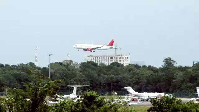 Algunas aeronaves que estaban en el aire fueron canalizadas a otros aeropuertos. La situación obligó al paro temporal de salidas, como parte del protocolo.