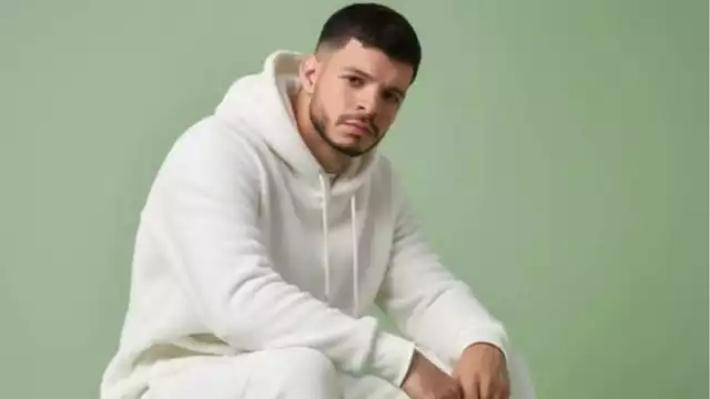 Aunque algunas versiones iniciales lo presentaron como músico de tiempo completo, sus familiares precisaron que ese día solo realizaba su trabajo de reparto