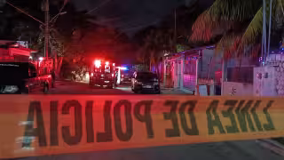 Los familiares de la víctima fueron sacados de la vivienda por las autoridades