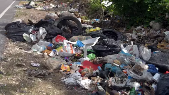Basura, malos olores y vehículos viejos: la lucha diaria en Hampolol