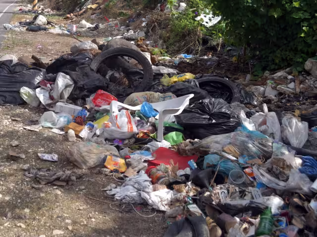 Basura, malos olores y vehículos viejos: la lucha diaria en Hampolol