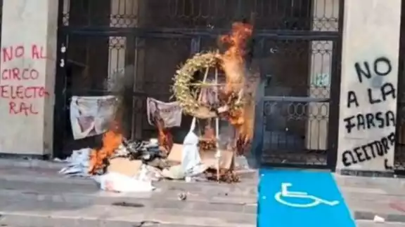 Maestros disidentes del SNTE y la CNTE realizaron protestas en Chiapas, vandalizando el Congreso estatal