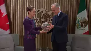 ¡Mundial 2026 en el G-7! Sheinbaum sella amistad con Canadá con balón artesanal