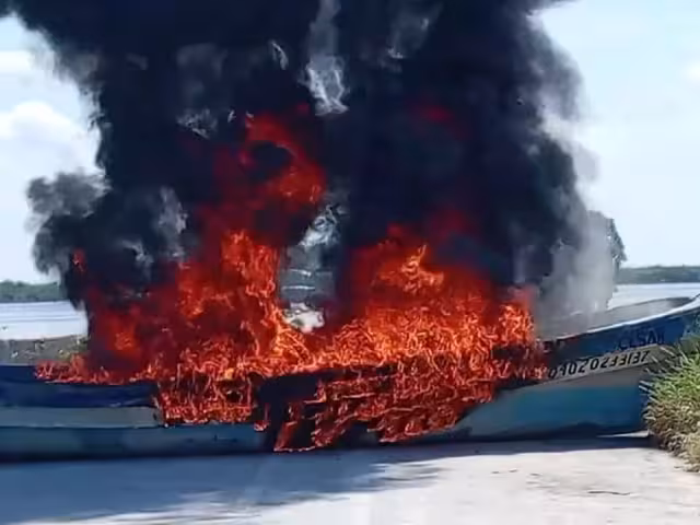 Los isleños quemarán las lanchas de los foráneos si no se van.