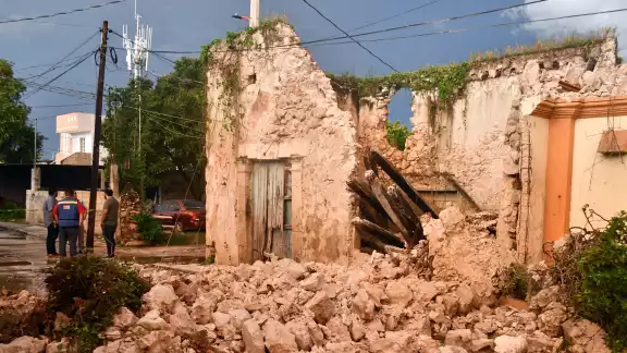 El material de mampostería con que están hechas las casas coloniales se va deteriorando con el tiempo por la falta de mantenimiento El material de mampostería con que están hechas las casas coloniales se va deteriorando con el tiempo por la falta de mantenimiento