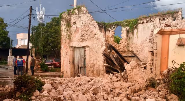 El material de mampostería con que están hechas las casas coloniales se va deteriorando con el tiempo por la falta de mantenimiento
