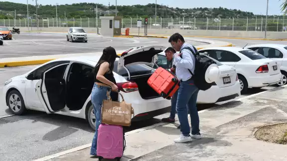 El costo delo servicio de taxi de la terminal aérea hasta el centro de la ciudad es de 300 pesos, misma cantidad para el traslado hasta donde llega el Tren Maya.