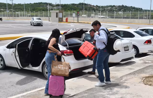 El costo delo servicio de taxi de la terminal aérea hasta el centro de la ciudad es de 300 pesos, misma cantidad para el traslado hasta donde llega el Tren Maya.