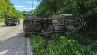 Camión de reparto vuelca en carretera Campeche–Seybaplaya; solo daños materiales