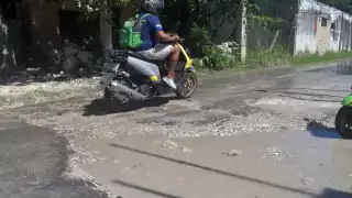 Motociclistas en Campeche enfrentan baches y altos costos por daños durante lluvias
