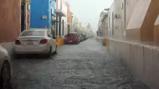 Motociclista es arrastrado por corriente tras intensa lluvia en Campeche