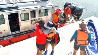 Rescatan a dos hombres en el mar de Campeche