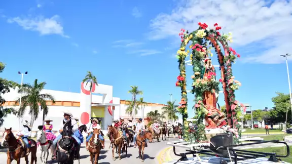 Charros y escaramuzas montados en caballos, así como feligreses con sus huipiles desfilaron, mientras realizaban oraciones, cánticos y alabanzas Charros y escaramuzas montados en caballos, así como feligreses con sus huipiles desfilaron, mientras realizaban oraciones, cánticos y alabanzas