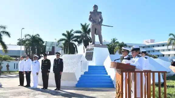En el monumento a Pedro Sáinz de Baranda y en el Campo de Honor en Champotón, se realizó la ceremonia cívica por el 199 aniversario de expulsar la flota naval de España.