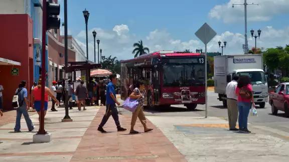 Usuarios enfrentan largas esperas por deficiencias en transporte Ko’ox