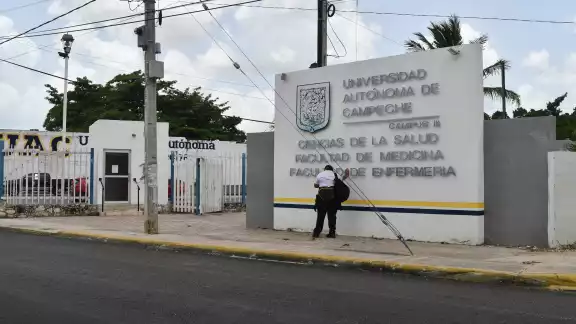 Tras reunirse con directivos, su problema fue resuelto sin represalias, permitiéndole concluir su licenciatura. Tras reunirse con directivos, su problema fue resuelto sin represalias, permitiéndole concluir su licenciatura.