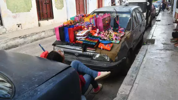 Muchos de los que se dedican a la informalidad son profesionistas que no logran colocarse en un puesto Muchos de los que se dedican a la informalidad son profesionistas que no logran colocarse en un puesto