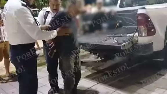 Vecinos protegen su calle y entregan a agresor a las autoridades Vecinos protegen su calle y entregan a agresor a las autoridades