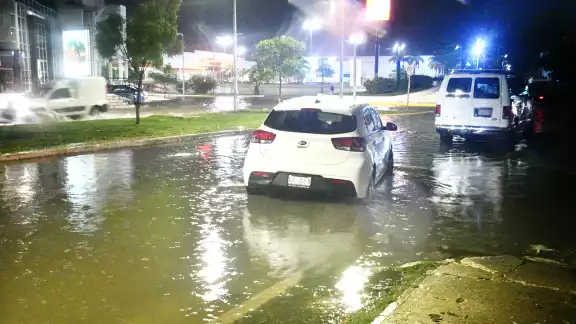 Una de las vías afectadas es la de Concordia, donde automovilistas se montaron sobre camellones Una de las vías afectadas es la de Concordia, donde automovilistas se montaron sobre camellones