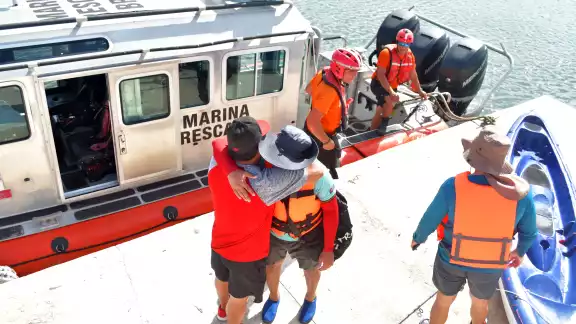 Ambos llevaban puestos sus chalecos de sobrevivencia
